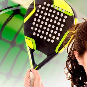 Imágen de una raqueta de pádel, y una parte de una cara de una chica